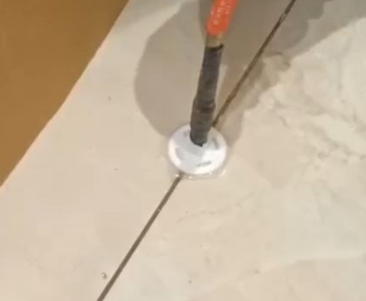 阿城瓷砖空鼓维修公司专业解答瓷砖在铺贴过程中，如果没有涂抹均匀到位的粘结材料（如水泥砂浆或瓷砖胶），可能会导致以下问题